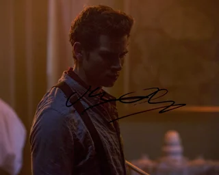 Oliver Stark autograph