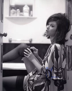 Olga Kurylenko autograph