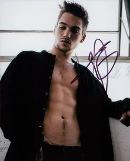 Dylan Sprayberry autograph