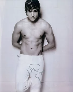 Ed Speleers autograph