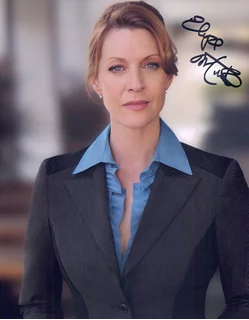 Elyse Mirto autograph
