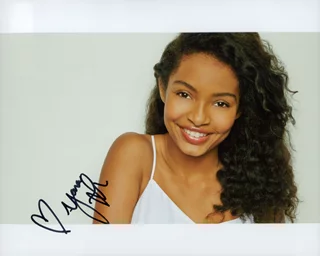 Yara Shahidi autograph