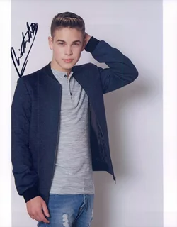 Ricardo Hurtado autograph