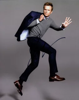 Joel McHale autograph