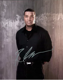 Roger Cross autograph