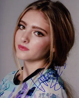 Willow Shields autograph