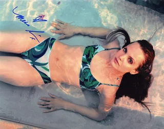 Mena Suvari autograph