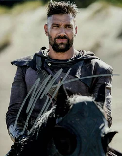 Manu Bennett autograph