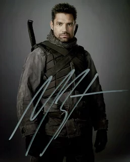 Manu Bennett autograph