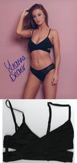 Leanna Decker autograph