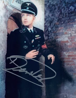 Derren Nesbitt autograph
