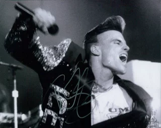 Robert Van Winkle autograph