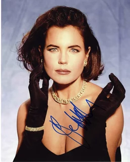 Elizabeth McGovern autograph