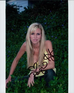 Paige Hemmis autograph