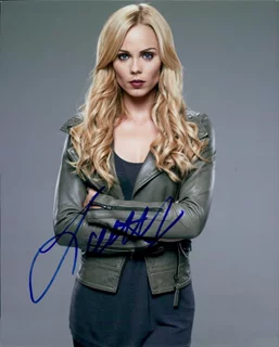 Laura Vandervoort autograph