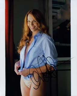 Amanda Righetti autograph