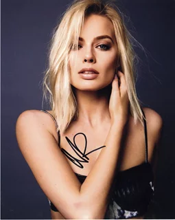 Margot  Robbie autograph