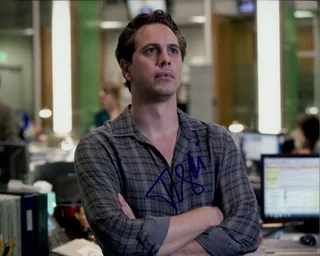 Thomas Sadoski autograph