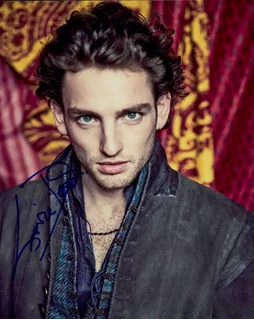 Laurie Davidson autograph