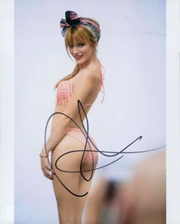 Bella Thorne autograph