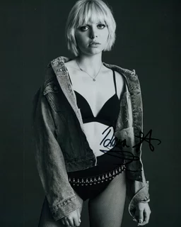 Dara Sisterhen autograph