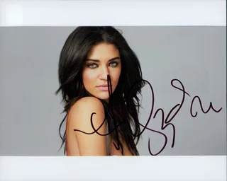 Jessica Szohr autograph
