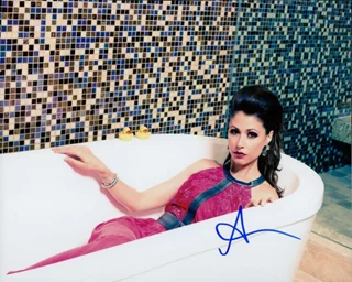 Amanda Crew autograph