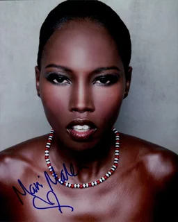 Mari Malek autograph
