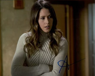 Amanda Crew autograph