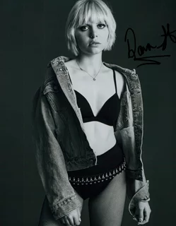 Dara Sisterhen autograph