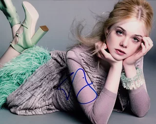 Elle Fanning autograph