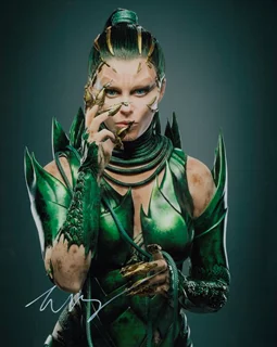 Elizabeth Banks autograph