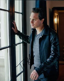 Thomas Sadoski autograph