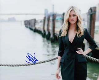 Nicola Peltz autograph