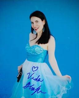 Vida Ghaffari autograph