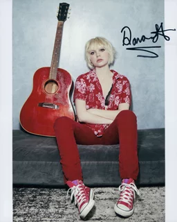 Dara Sisterhen autograph