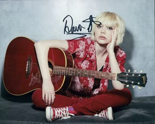 Dara Sisterhen autograph