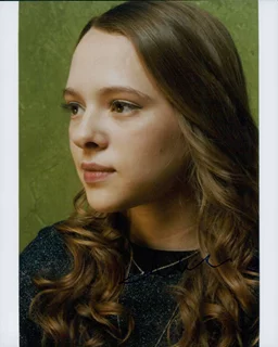 Shira Haas autograph