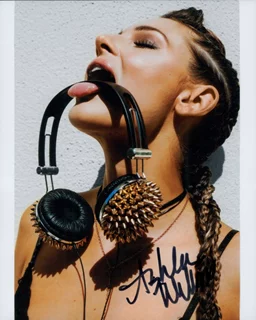 Ashlee Willis autograph