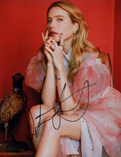 Dree Hemingway autograph