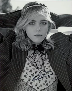 Kiernan Shipka autograph
