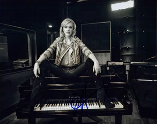 Elaine Hendrix autograph