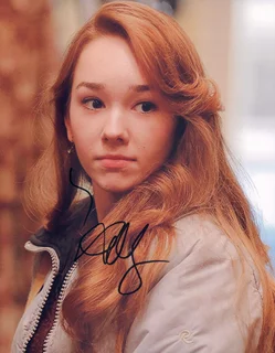 Holly Taylor autograph