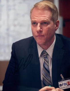 Noah Emmerich autograph