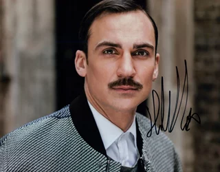 Henry Lloyd-Hughes autograph