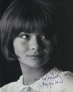 Macha Meril autograph