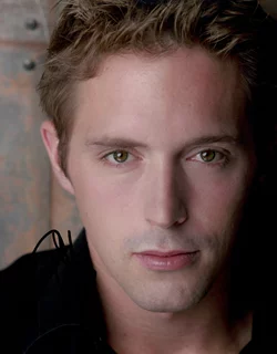 Beck Bennett autograph