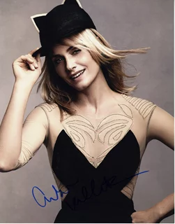 Amber Valletta autograph