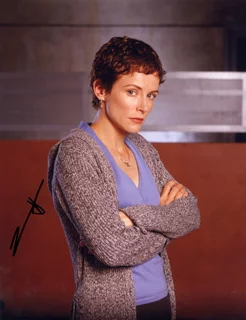 Leslie Hope autograph