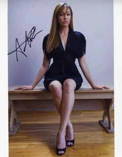 Autumn Reeser autograph